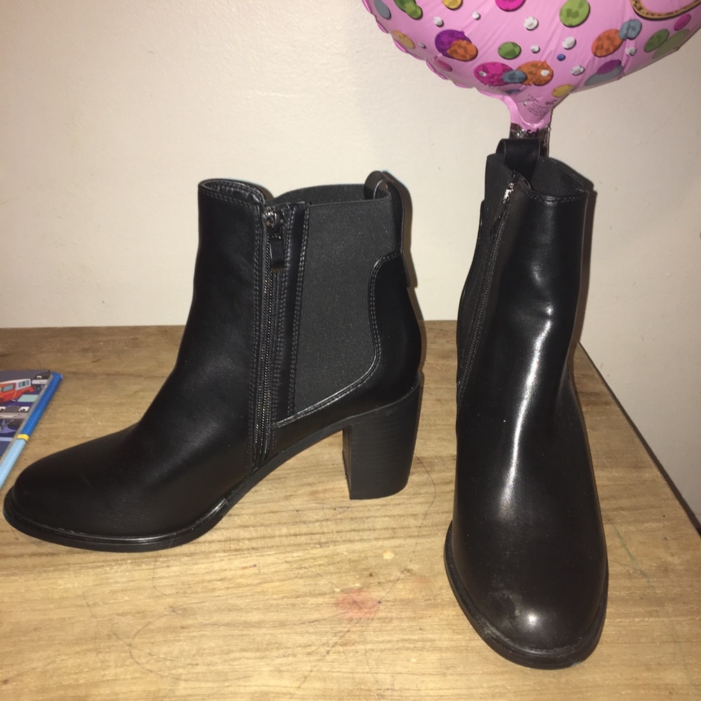 Boohoo black chelsea boots nwot